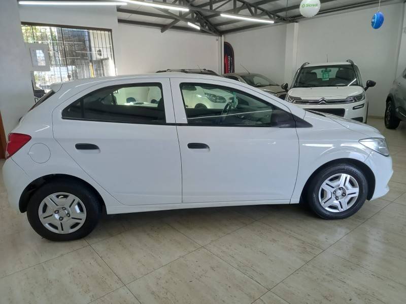 CHEVROLET - ONIX - 2017/2018 - Branca - R$ 48.900,00