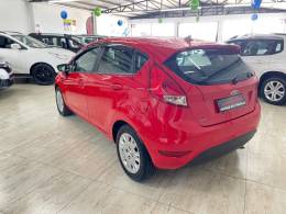 FORD - FIESTA - 2015/2016 - Vermelha - R$ 48.900,00