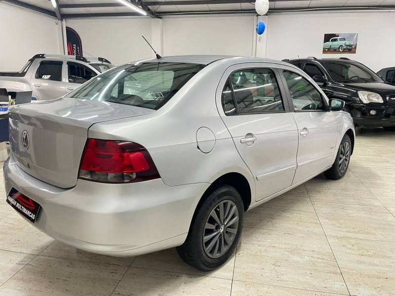 VOLKSWAGEN - VOYAGE - 2010/2011 - Prata - R$ 32.900,00