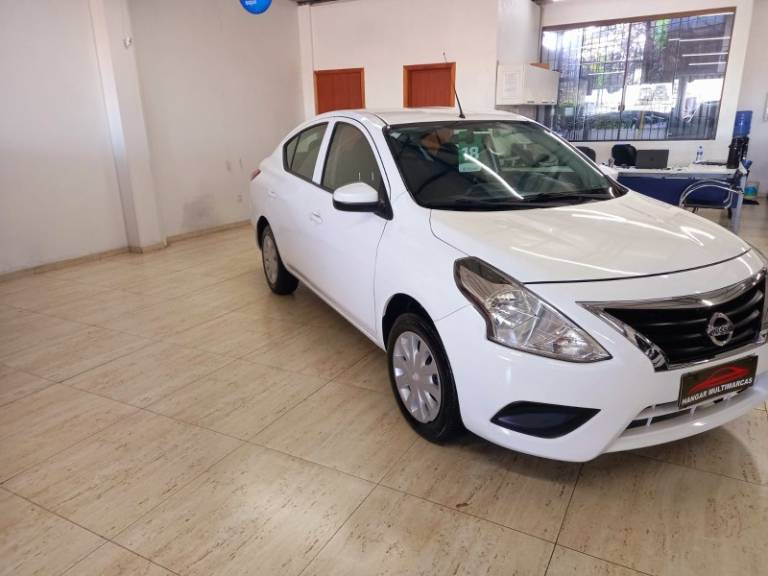 NISSAN - VERSA - 2017/2018 - Branca - R$ 54.900,00