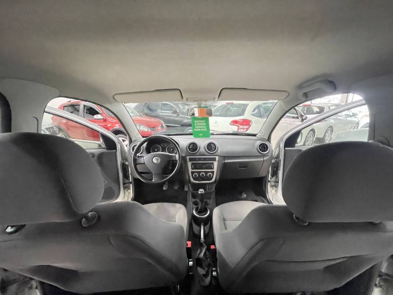 VOLKSWAGEN - VOYAGE - 2010/2011 - Prata - R$ 32.900,00