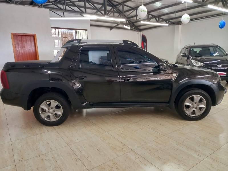 RENAULT - DUSTER OROCH - 2018/2019 - Preta - R$ 76.900,00