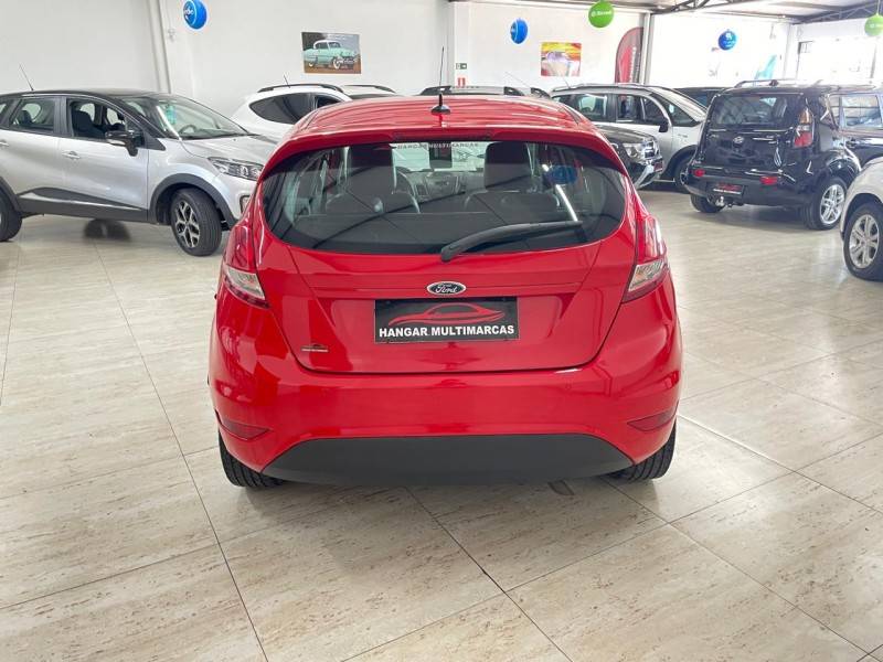 FORD - FIESTA - 2015/2016 - Vermelha - R$ 48.900,00