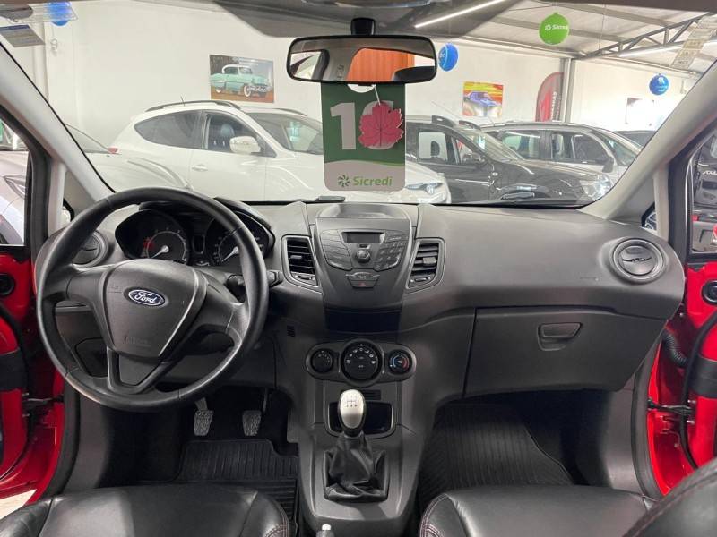 FORD - FIESTA - 2015/2016 - Vermelha - R$ 48.900,00