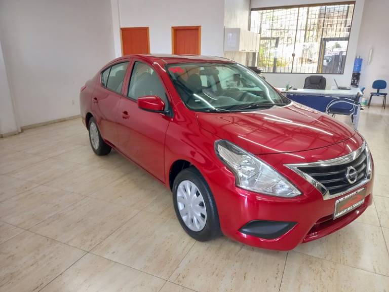 NISSAN - VERSA - 2016/2016 - Vermelha - R$ 47.900,00