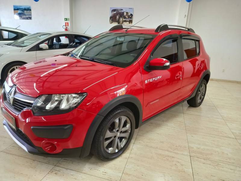 RENAULT - SANDERO - 2015/2016 - Vermelha - R$ 49.900,00