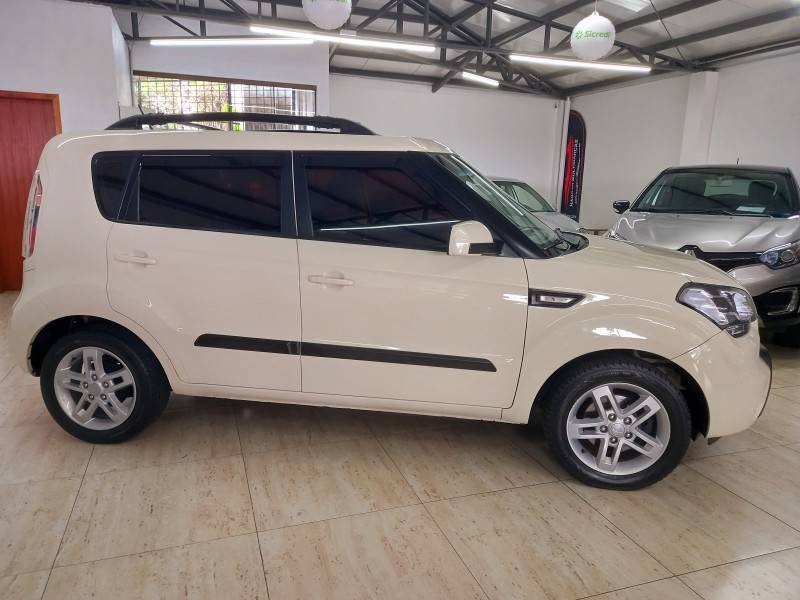 KIA MOTORS - SOUL - 2011/2012 - Bege - R$ 43.900,00