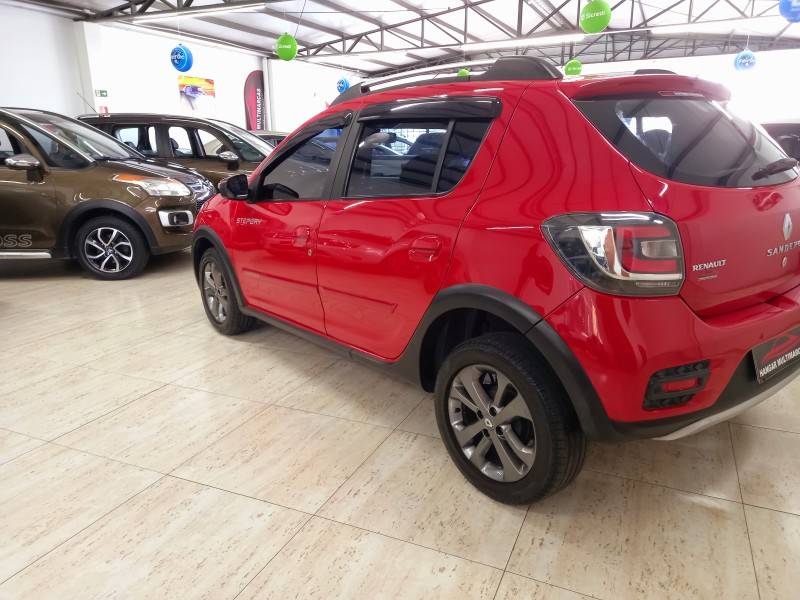 RENAULT - SANDERO - 2015/2016 - Vermelha - R$ 49.900,00