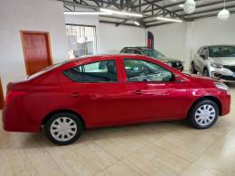 NISSAN - VERSA - 2016/2016 - Vermelha - R$ 47.900,00